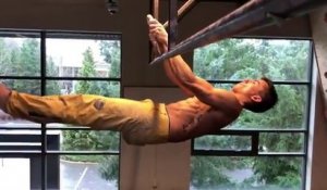 Ce gymnaste tient en équilibre à l'horizontal suspendu à un anneau en équilibre !