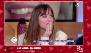 Dakota Johnson émue aux larmes dans C à vous