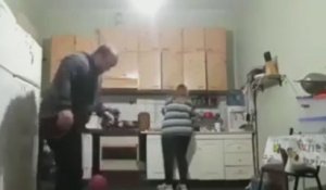 Russie : Une femme met une violente correction à son mari qui joue au ballon dans la cuisine (Vidéo)