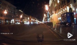 Ce conducteur ivre détruit le trottoir d'un boulevard en Russie !