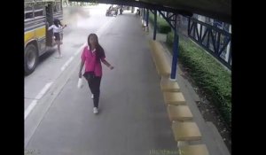 Descendre d'un bus en marche (Thaïlande)