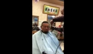 Ce coiffeur chinois coupe les cheveux de ses clients... À la disqueuse !