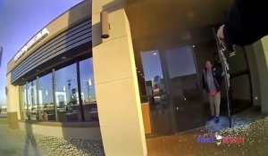 Cette femme casse les vitre d'un restaurant à coup de barre de fer devant un policier