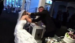 Un mariage dégénère pendant le découpage du gâteau... malaise