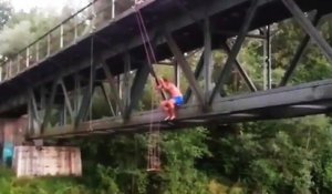 Faire de la balançoire en étant suspendu à un pont