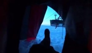 Réveil d'un campeur par un navire brise-glace Russe à quelques mètres sur la banquise !