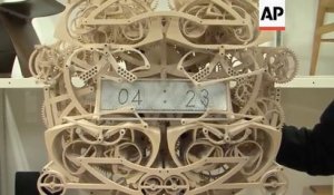 Une horloge mécanique écrit l'heure toutes les minutes