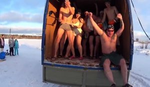 Quand des Russes sortent le maillot de bain en plein hiver pour s’amuser sur un lac