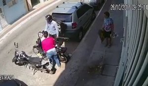 Un braqueur a essayé de voler la moto d'une femme , il obtient une grosse correction !