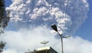 Indonésie : impressionnantes images de l'eruption d'un volcan