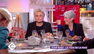 Joan Baez et Muriel Robin au dîner - C à Vous - 20/02/2018
