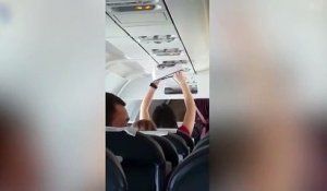 Une femme fait sécher tranquillement sa petite culotte sous la ventilation de l’avion !!!