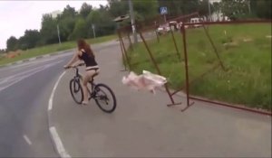 Cette fille va avoir un petit problème de jupe en vélo... Oups