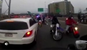 La police encercle une bande de motards, mais ils sont trop rapide