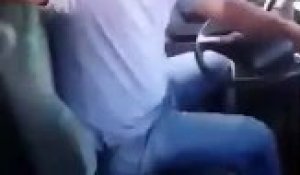 Un chauffeur de bus se lève pour danser alors qu'il est entrain de conduire