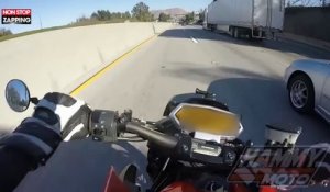 Un motard passe sous les roues d'un camion, la vidéo choc