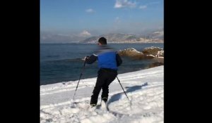 Il ski sur une plage enneigée en Corse