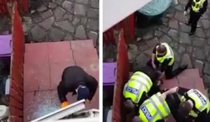 Un homme filme un cambrioleur en train de forcer sa porte avec un pied-de-biche