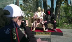 Une statue de Weinstein en peignoir sur Hollywood Bd