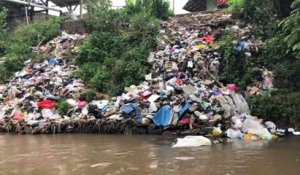 Indonésie: le défi de nettoyer le fleuve le plus pollué au monde