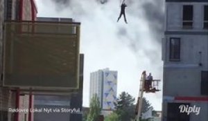 Sauvetage incroyable d'un homme piégé sur le toit d'un immeuble en feu