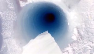 Il jette un morceau de glace dans un puits de forage de 90m et ce qui se produit est magique