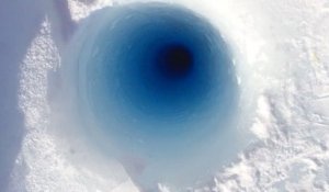 Jeter un morceau de glace dans un puits de forage de 90m (Antarctique)