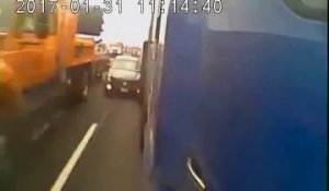Ce conducteur se retrouve piégé entre un camion et une zone de travaux sur l'autoroute... Douloureux