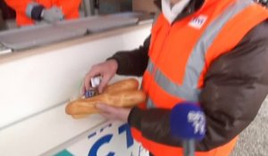 Calais: l'Etat distribue désormais de la nourriture aux migrants
