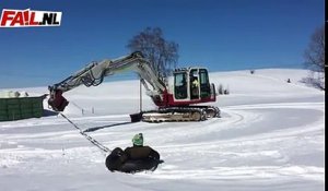 Pelleteuse vs homme sur bouée