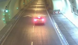 Une voiture fait demi-tour dans un tunnel