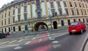 Un cycliste courageux poursuit une voleuse à l'arraché en Pologne
