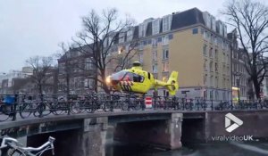 Urgences : un hélicoptère se pose sur un pont à Amsterdam au-dessus des canaux gelés