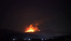 Un volcan entre en éruption  en slowmotion (Japon)