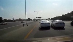 2 automobilistes en colère se lancent dans un road rage qui va très mal finir