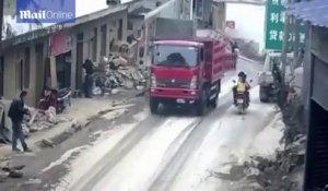 Ce scooter se fait renverser par la ridelle d'un camion mal fermée. Dur