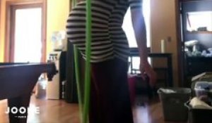 Cette femme enceinte fait du hula hoop sur son gros ventre