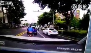 Un chauffard pourchasse un scooter et le renverse pour rien... Dingue