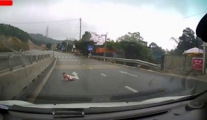 Ce bébé traverse une autoroute en rampant... Complètement fou