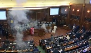 Un député kosovar lance un gaz lacrymogènes en plein parlement