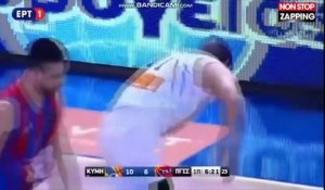 Un basketteur met un coup de boule à son adversaire et provoque une bagarre (vidéo)