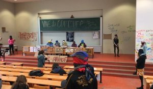 Conférence théâtrale des étudiants favorables au blocus de l'université