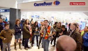 Rennes. Une cinquantaine de grévistes devant l'hypermarché Carrefour