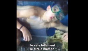 Il trouve son petit frère en train de nager dans l'aquarium du salon...