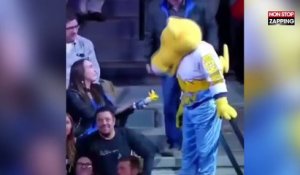 NBA : Quand une mascotte tente par tous les moyens de séduire une spectatrice (Vidéo)