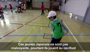 Japon: des écoliers jouent au cécifoot pour les Paralympiques