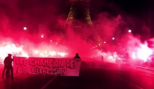Les supporters parisiens enflamment la Tour Eiffel