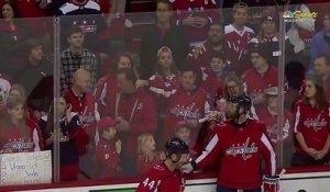 Ce joueur de Hockey veut à tout prix faire plaisir à une fillette en lui donnant un palet