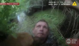 Quand des policiers trouvent un homme en fuite caché sous l'eau dans un marais