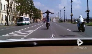 Debout sur la moto ce cascadeur lance des confettis sur les mariés en voiture !